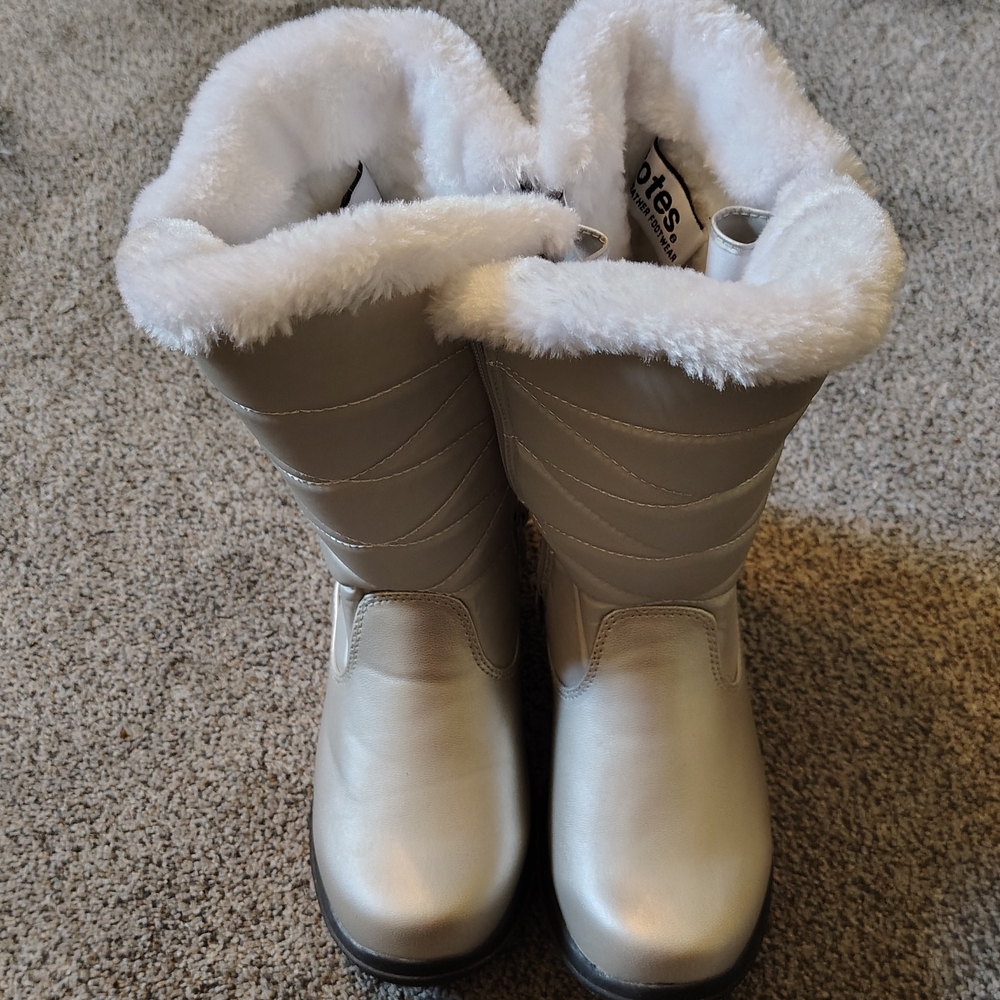 Totes Silver Women's Snow Boots